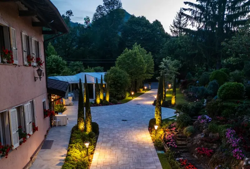 Restaurant with Garden - Welcoming Light Atmospheres