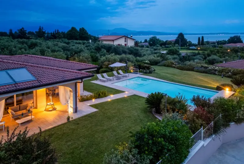Villa con giardino e piscina - Luce stratificata nel...