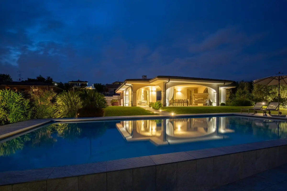 Villa con giardino e piscina - Luce stratificata nel...