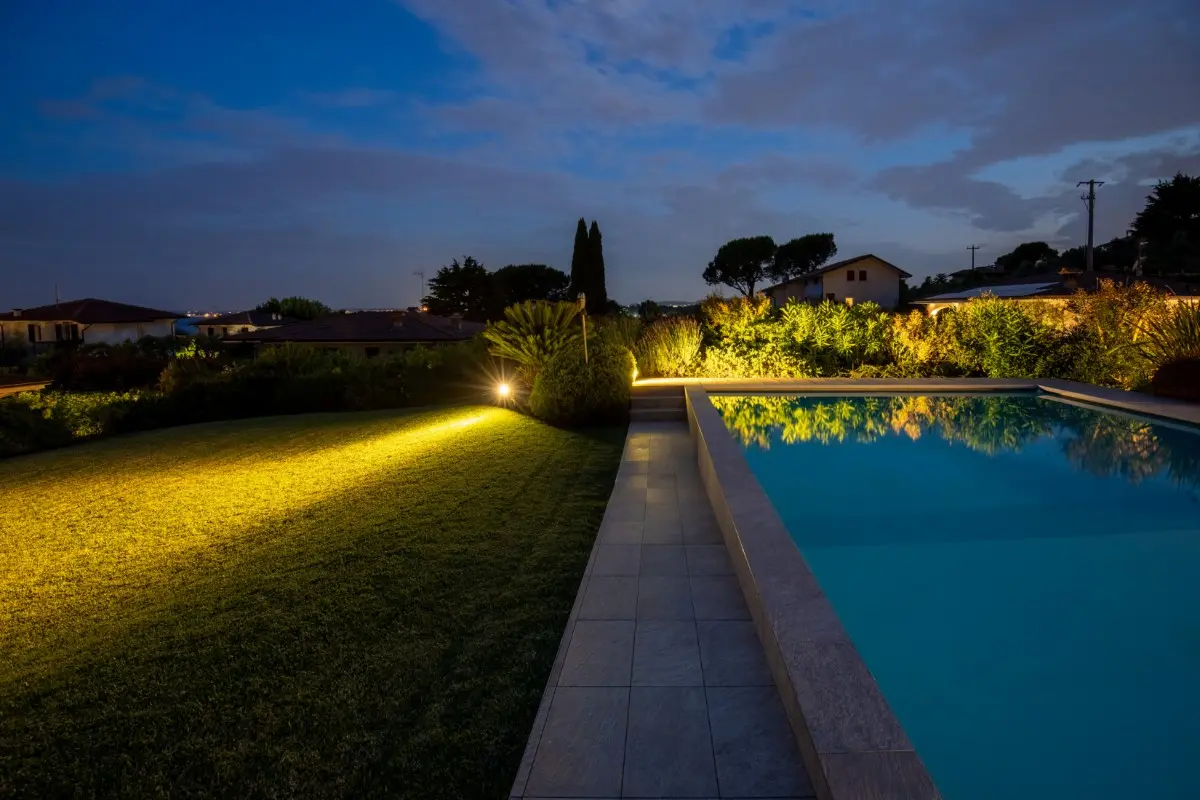 Villa con giardino e piscina - Luce stratificata nel...