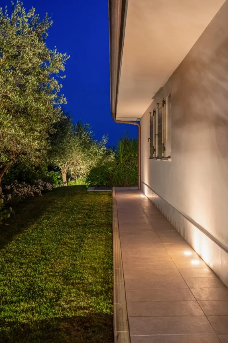 Villa con giardino e piscina - Luce stratificata nel...