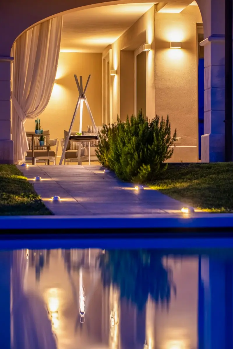 Villa con giardino e piscina - Luce stratificata nel...