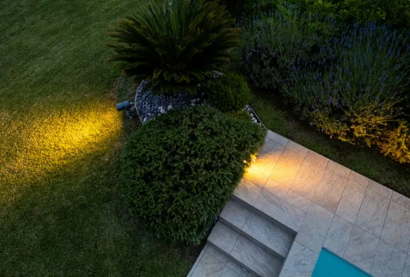 Villa con giardino e piscina - Luce stratificata nel...
