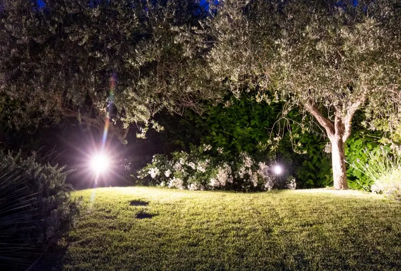 Villa con giardino e piscina - Luce stratificata nel...
